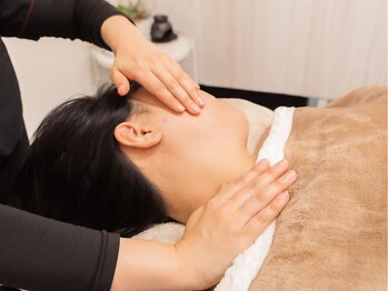 オリナサツキ(OlinaSatsuki)の写真/たるむとむくみ知らずの、すっきり小顔へ！エラ張りもしっかりケアし、リフトアップ効果を実感♪