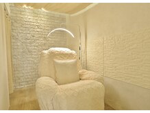 Liberta eyelash salon【リベルタアイラッシュサロン】赤嶺小禄店の雰囲気（ヘアサロン併設の完全個室空間。周りを気にせず極上の癒やしを。）