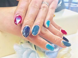 トレンドの宝石ネイル