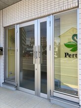 パース(Perth)/白いマンションの1階です