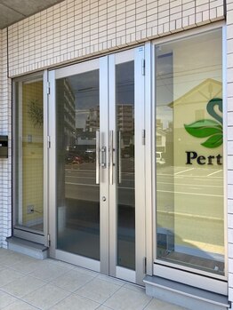 パース(Perth)/白いマンションの1階です