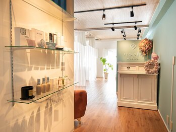 フラワー(FLOWER.)の写真/“目元から、あなたらしさを咲かせる”府中駅北口より徒歩2分！大人可愛いトータルビューティーサロン。