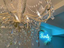 ファミリー(Family)/シャンデリアが可愛い店内