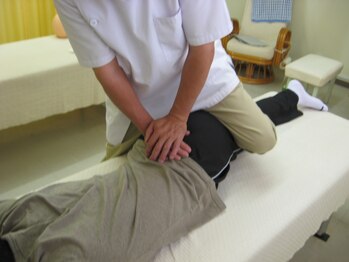 てもみ庵の写真/つらい腰の疲れやコリを丁寧に施術致します。施術の最後はストレッチをして気分スッキリ!!
