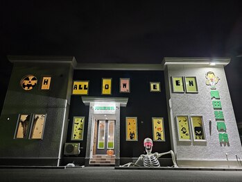 尾田整骨院/カラフルなハロウィン外観☆