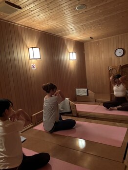 岩盤浴きらら/岩盤ヨガで心身の調和を促進