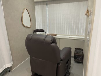 プラスエイト 横浜西口店/眉スタイリングの施術ブース♪