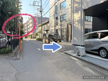 クレドジョワ(CL’E DE JOIE)/オレンジの車のミラーから右折