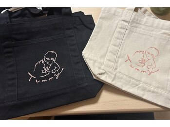 タミー(tummy)/salonのロゴ入りバッグ