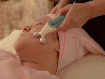 リラクゼーションメイ(Relaxation May)の写真/前代未聞の“しっとり透明美肌”へ！特許成分「プラチナコロイド」が叶える至高のエイジングケア誕生。