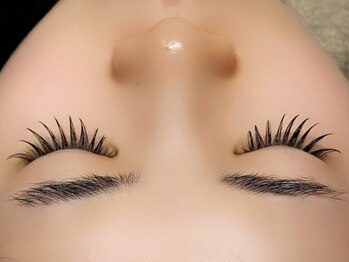 バロニワ(BARONIWA)の写真/軽く持ちの良い、上質マツエク素材（フラットマットラッシュ）でナチュラル～華やかまでご用意！