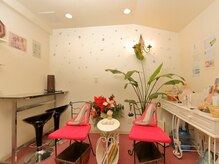 マゼンタの雰囲気（白を基調とした可愛い店内♪）