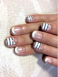 シンプルボーダーネイル