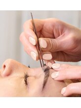 アナスタシア ミアレ 丸井今井 札幌本店/施術中の様子｜札幌 眉毛