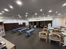 寺倉ハピネス接骨院の雰囲気（明るく広々！更衣室も完備でお仕事帰りの方もお待ちしています！）