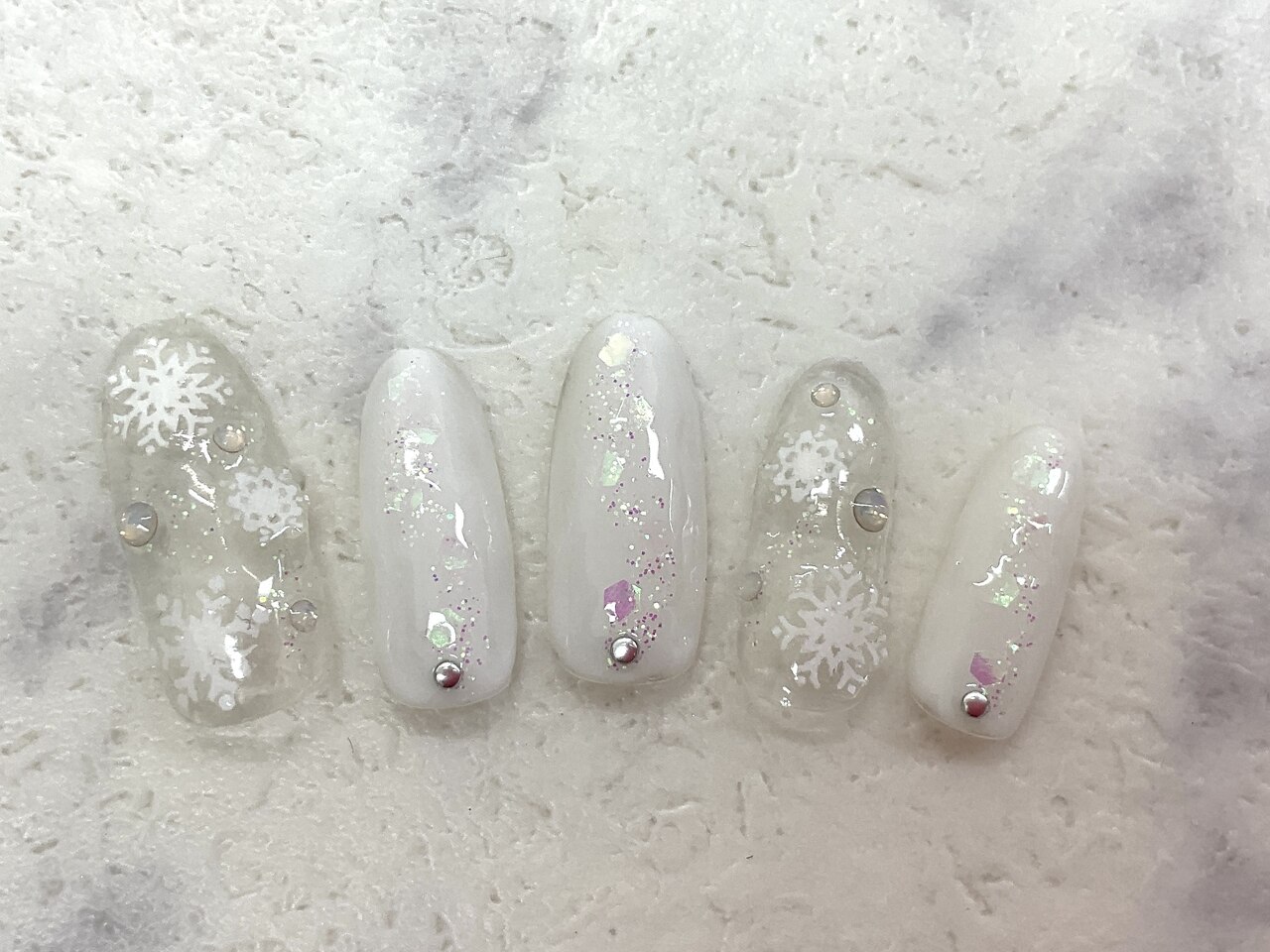 2026年冬トレンド】ホワイト ワンカラー ハンドのネイルデザイン集