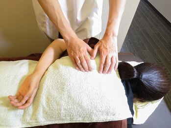 青葉台健康気功整体院/肩甲骨が痛いお客様の施術様子。