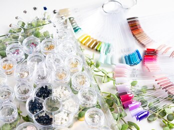 ニーズ ネイル(needs nail)の写真/豊富なカラーバリエーション、流行りのパーツも多数ご用意◎最新パーツは随時入荷するので必見☆