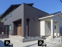 白いドアがサロン/完全個室/駐車場はどちらに止めても◎