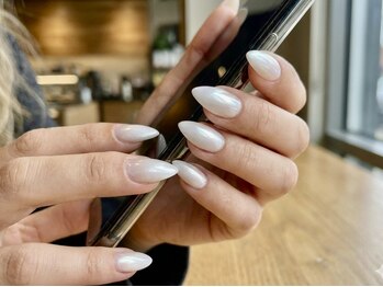 ネイルズミューコ 四谷三丁目店(nail’s MyuCo)の写真/薄付きなのに強く、伸びても目立たない。エアブラシだから出せる、オフィスに馴染む上品な指先。