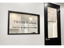 ツインズアイラッシュ(TWINS Eyelash)の雰囲気（窓には映えるサロンロゴ★入口のブラックドアがアクセント）