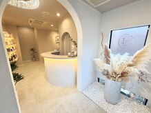 リュクスルーム(Luxe room)の雰囲気（エントランス・受付。ご縁(円)が繋がるように、曲線がポイント♪）