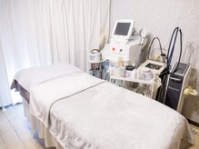 フェミソワン(FemiSoin)の雰囲気（ライトグレーと白を基調とした店内）