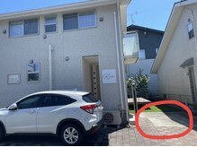 駐車場は玄関横、赤丸の場所をご利用下さい。