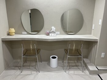 チルダ(tilde)/メイクスペース/コンセント完備