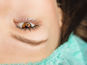 ホワイトアイ(WHITE EYE)の写真/【軽くて自然な付け心地◎】フラットラッシュで叶える理想のボリューム！完全個室で上質なマツエク体験を♪