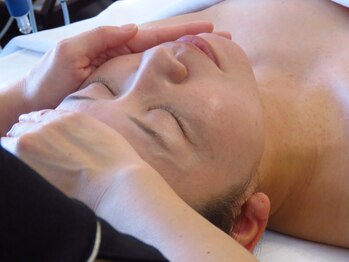 カリスティ(CHARIS.T)/ブライトニングで輝きのお肌へ♪