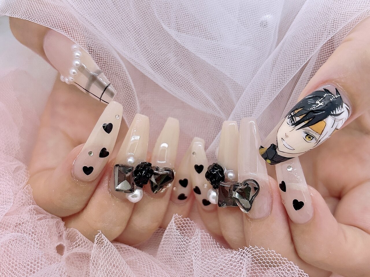 2025年-2026年冬トレンド】ブラック ハート ハンドのネイルデザイン集