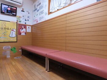 内海接骨院/落ち着きのある待合室!