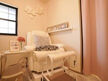 アンズネイル(An's Nail)の雰囲気(フットスネイルも人気♪ふわふわソファでゆったりお寛ぎ下さい。)