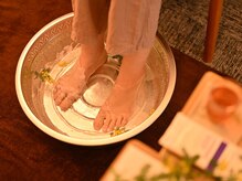 リラクゼーションハウス 晴/まずは足浴でぽかぽか