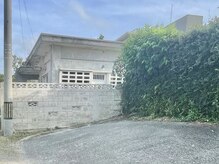 宮古島エステティックサロンMK【脱毛・フェイシャル・ホワイトニング】の雰囲気（駐車場はこちらになります◎停めやすい駐車でokです）