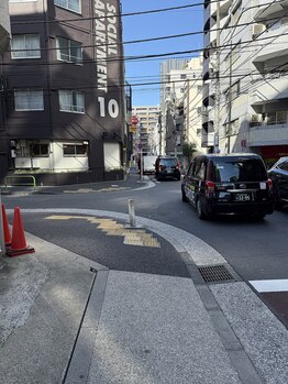 ソルイルナ 麻布十番店(sol y luna)/こちらもまっすぐ進みます