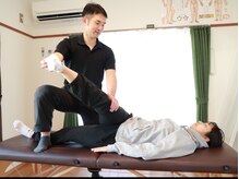 ほぐし整体院の雰囲気（腰痛を解消する為ストレッチを混ぜながら骨盤矯正をおこないます）