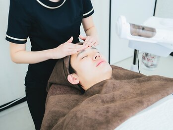 ニキビケア研究所 所沢店/温めながらミルククレンジング