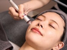 【施術について】医師監修の肌理論と自社工場開発機器を掛け合わせ、肌と輪郭へ多角的にアプローチ