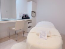 ポーラ ザ ビューティ 馬車道店(POLA THE BEAUTY)の雰囲気（個室でのエステルーム。くつろぎのひと時をお過ごしください。）