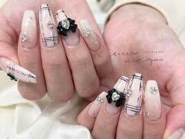 黒チェックネイル