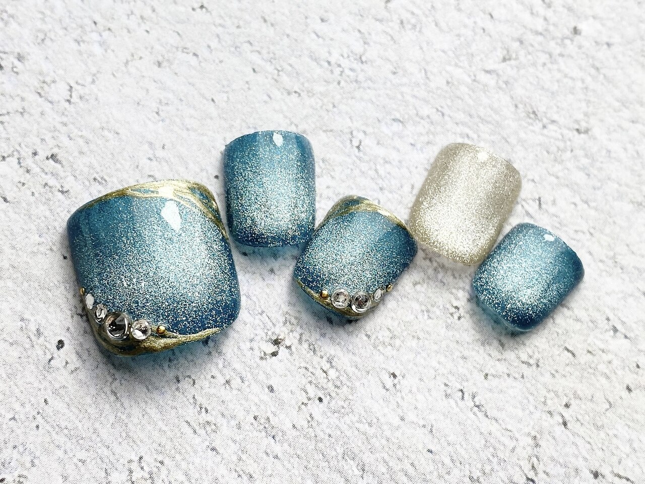 2025年秋トレンド】ターコイズ ストーン フットのネイルデザイン