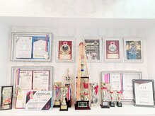 クール(COEUR)/数々のトロフィーやメダル