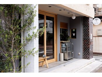 ナアウ(NA’AU)/ガラス張りの路面サロンです