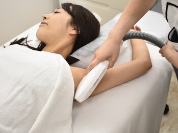 【脱毛・本格ダイエット・痩身】リオンズ柏駅前店の写真/【通い放題で効果実感】全身・VIO・顔OK!美肌効果のある当店自慢の脱毛機器を使用し、憧れの艶肌に♪