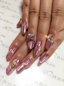 プチブラン(Petit Blanc)/ミラーネイルで派手に