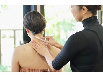 メイクアップスタジオ ウィッシュ(Make up Studio Wish!)の写真/婚礼美容師が現場の声を反映！やせ見えが得意な技術で背中のハミ肉や小顔を整え当日をサポート♪