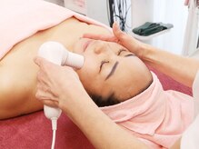 人気の小顔フェイシャル　顔首、デコルテ肩背中、ヘッドまで施術