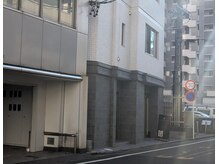 ボーネイル(BEAU NAIL)の雰囲気(写真右側の1階が黒い5階建てビルです。左側の扉からお入り下さい)